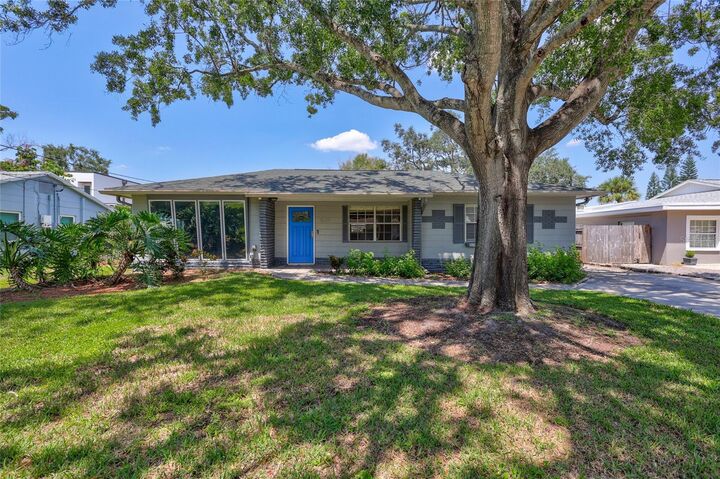 Property Photo: 4619 W Bay Villa Avenue FL 33611