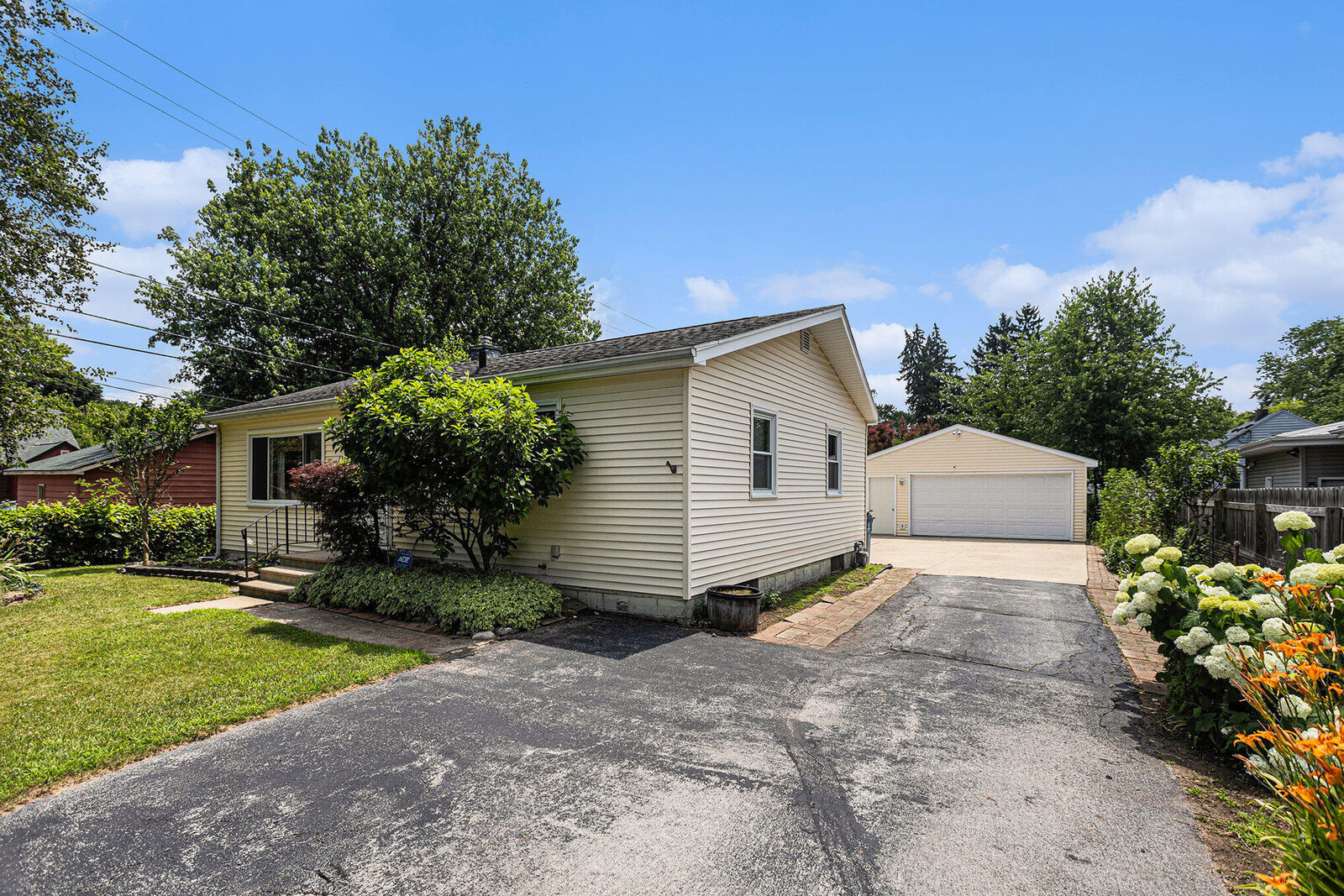 Property Photo:  1109 Goguac Street W  MI 49015 