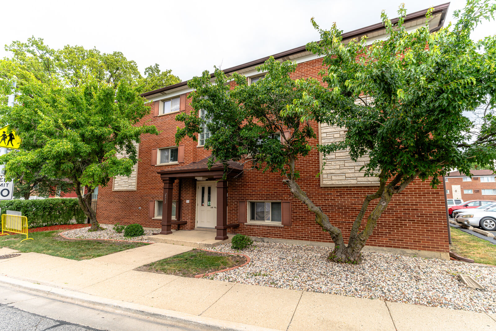 Property Photo: 2537 Thatcher Avenue 3E IL 60171