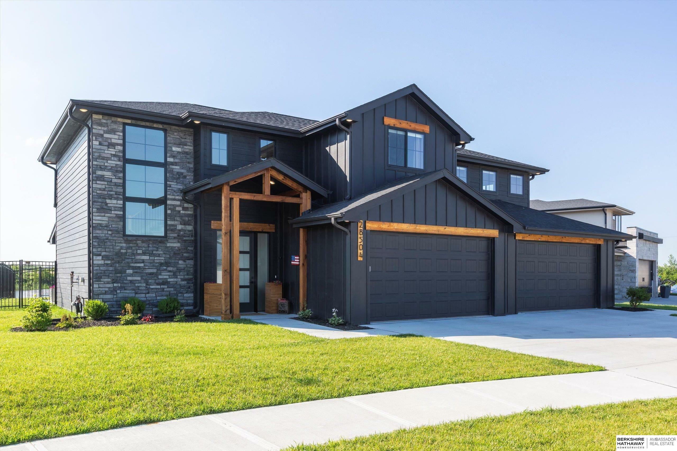 Property Photo: 28504 Laurel Circle NE 68064