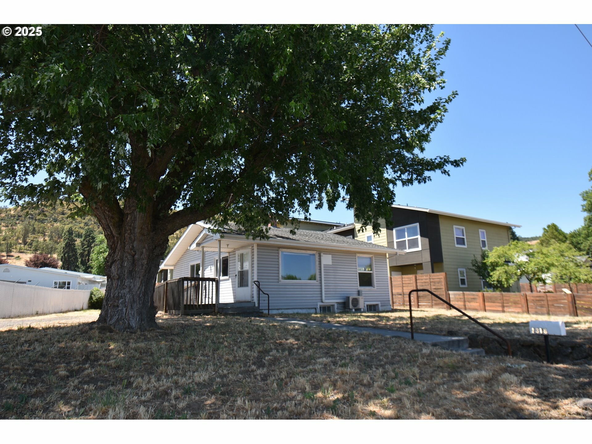 Property Photo: 1318 W 10th St OR 97058