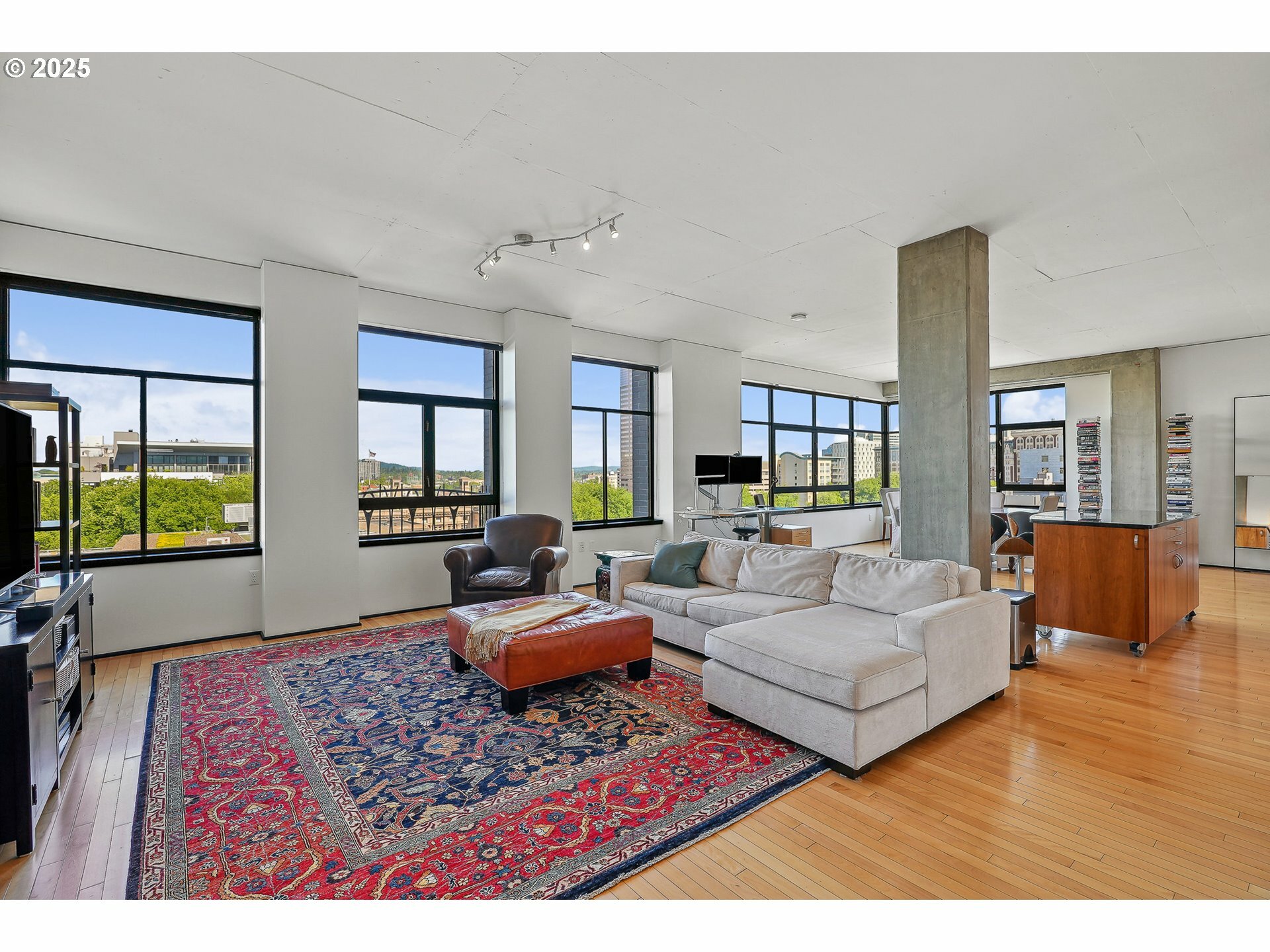 Property Photo:  333 NW 9th Ave 1007  OR 97209 