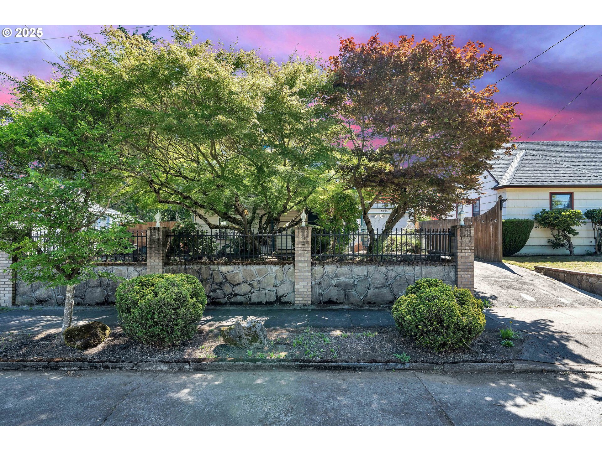 Property Photo: 6404 N Omaha Ave OR 97217