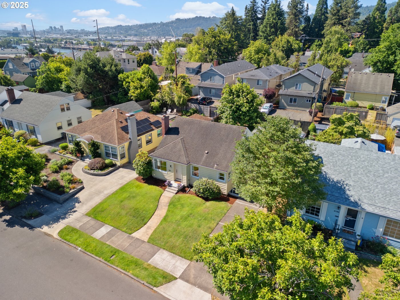 Property Photo: 4788 N Yale St OR 97203