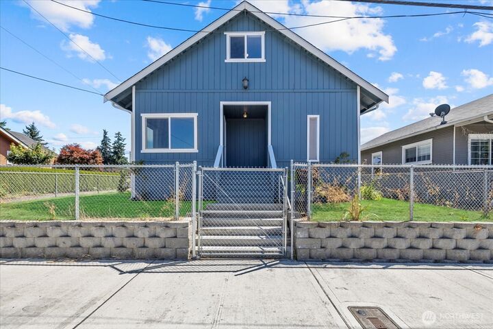 Property Photo: 806 4th Street SE WA 98002