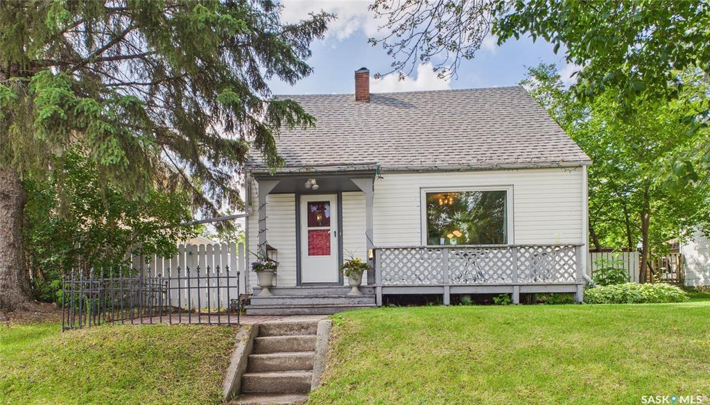 Property Photo: 523 20th Street E SK S6V 1L4
