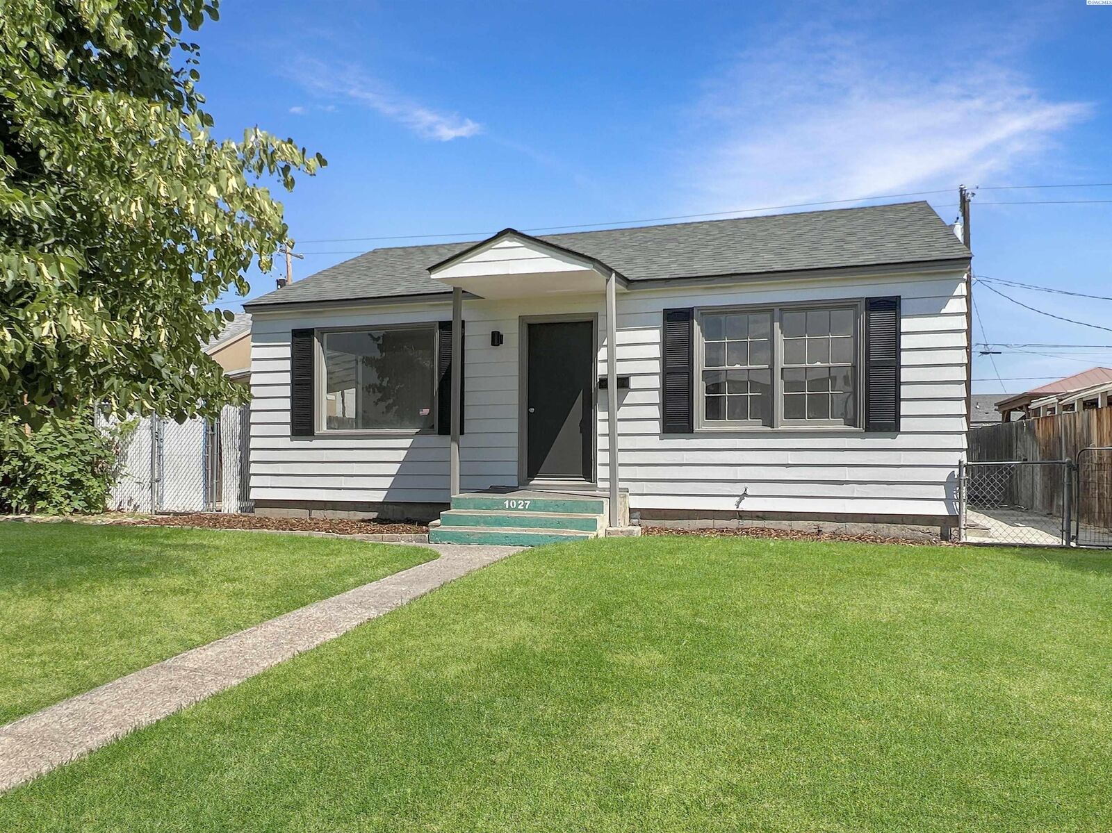 Property Photo:  1027 W Margaret St  WA 99301-4132 