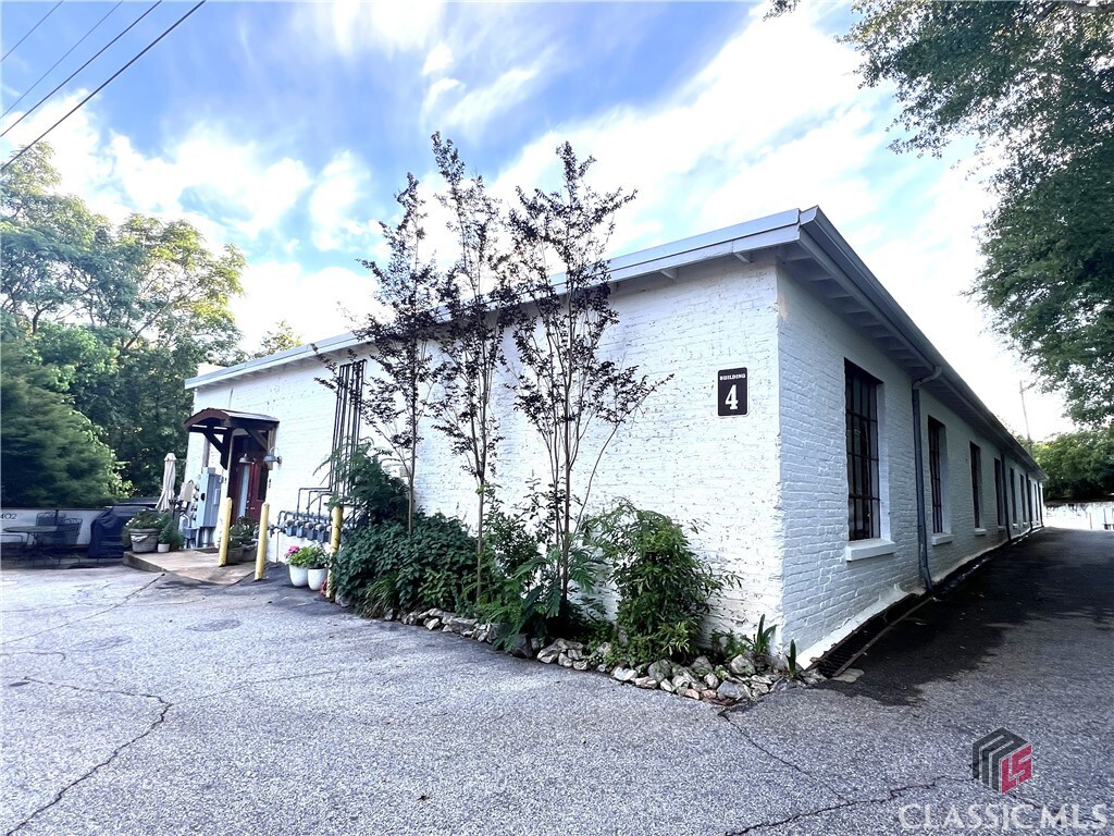 Property Photo: 585 White Circle 406 GA 30605