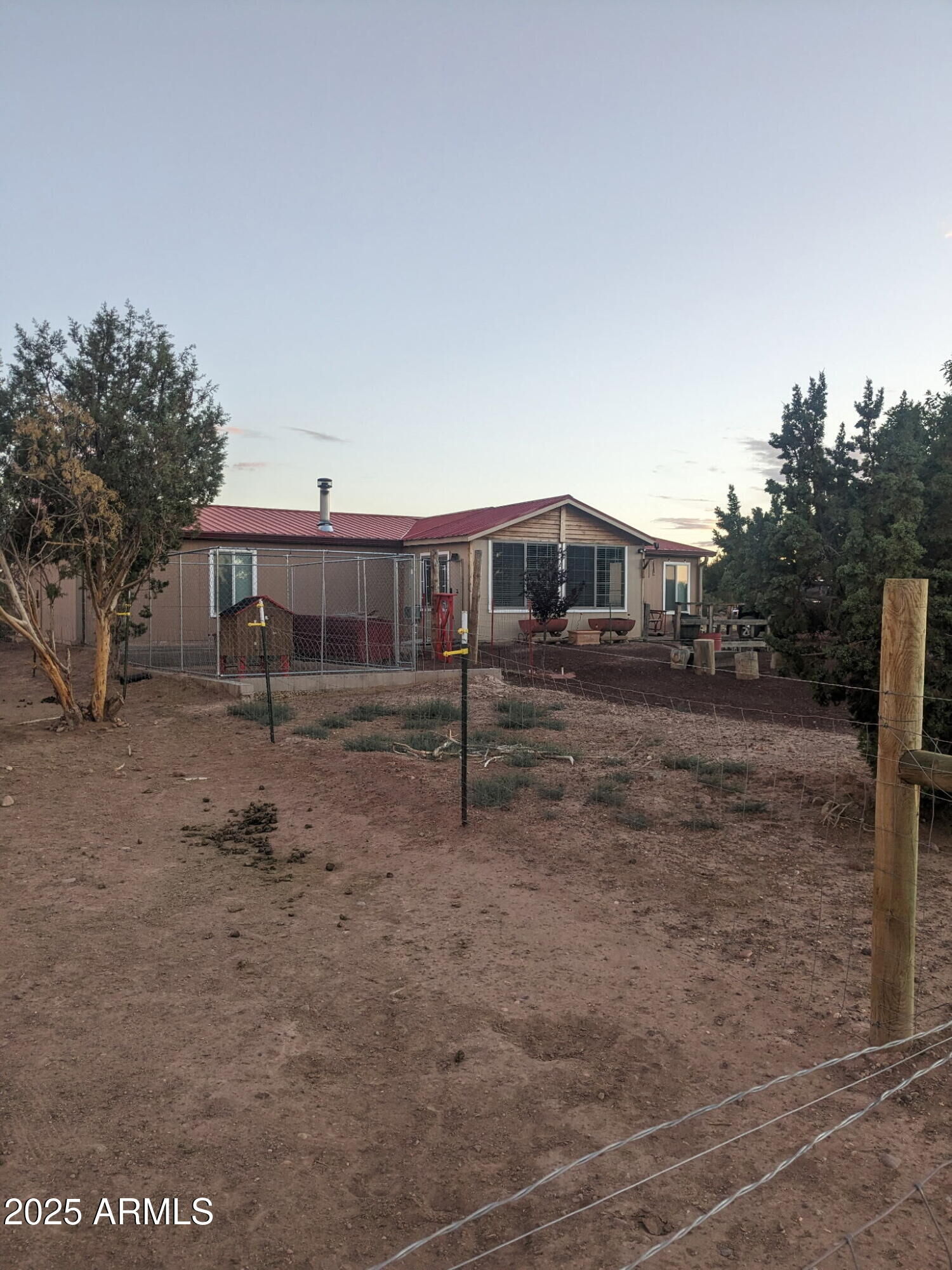 Property Photo: 564 County Line Road AZ 85937