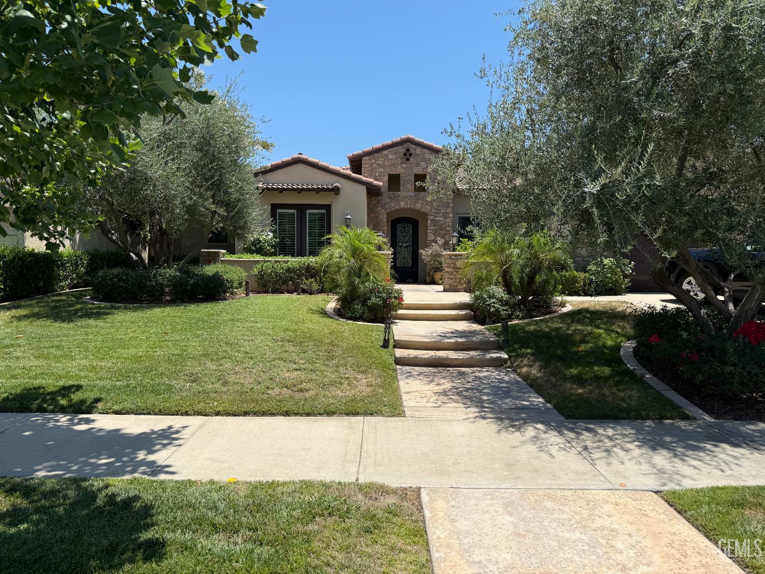 Property Photo: 2410 Exton Street CA 93311