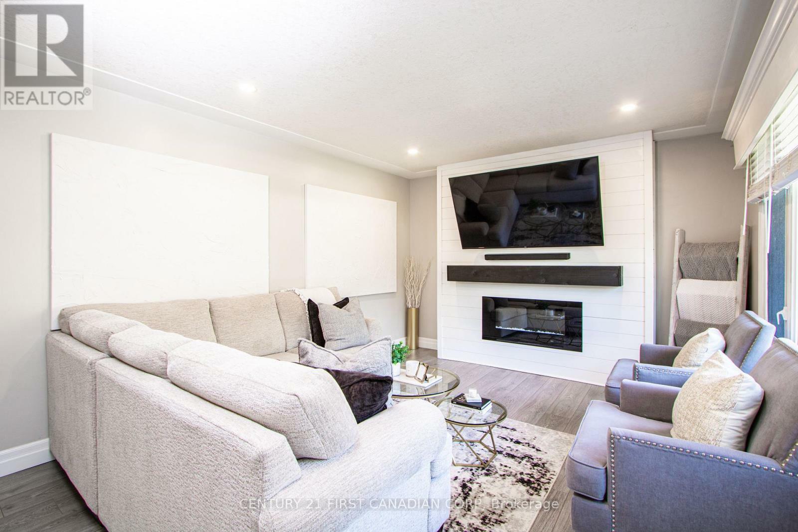 Property Photo: 230 Ridgewood Crescent ON N6J 3G6