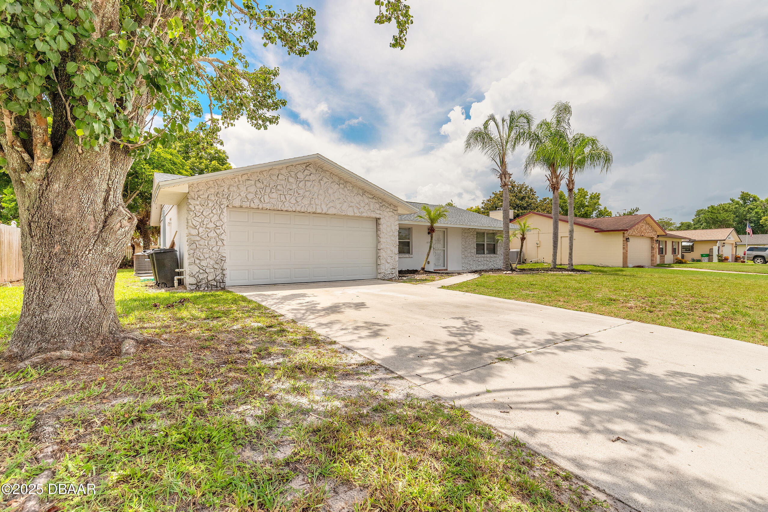 Property Photo: 1090 Wexford Way FL 32129
