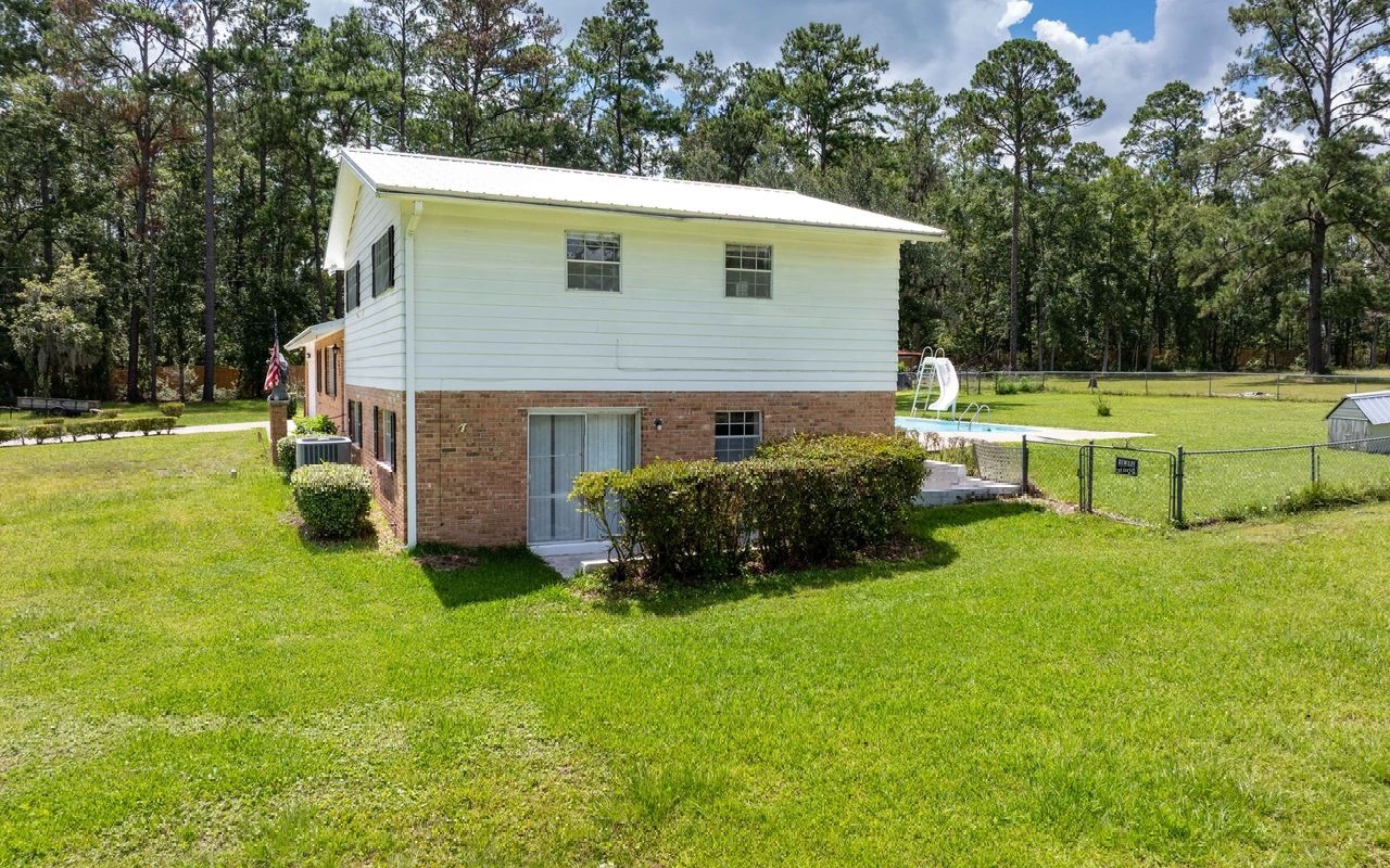 Property Photo:  