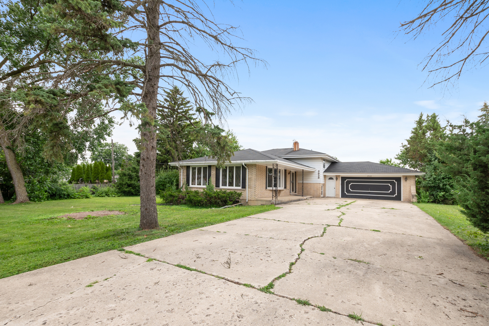 Property Photo: 3928 N Cass Avenue IL 60559
