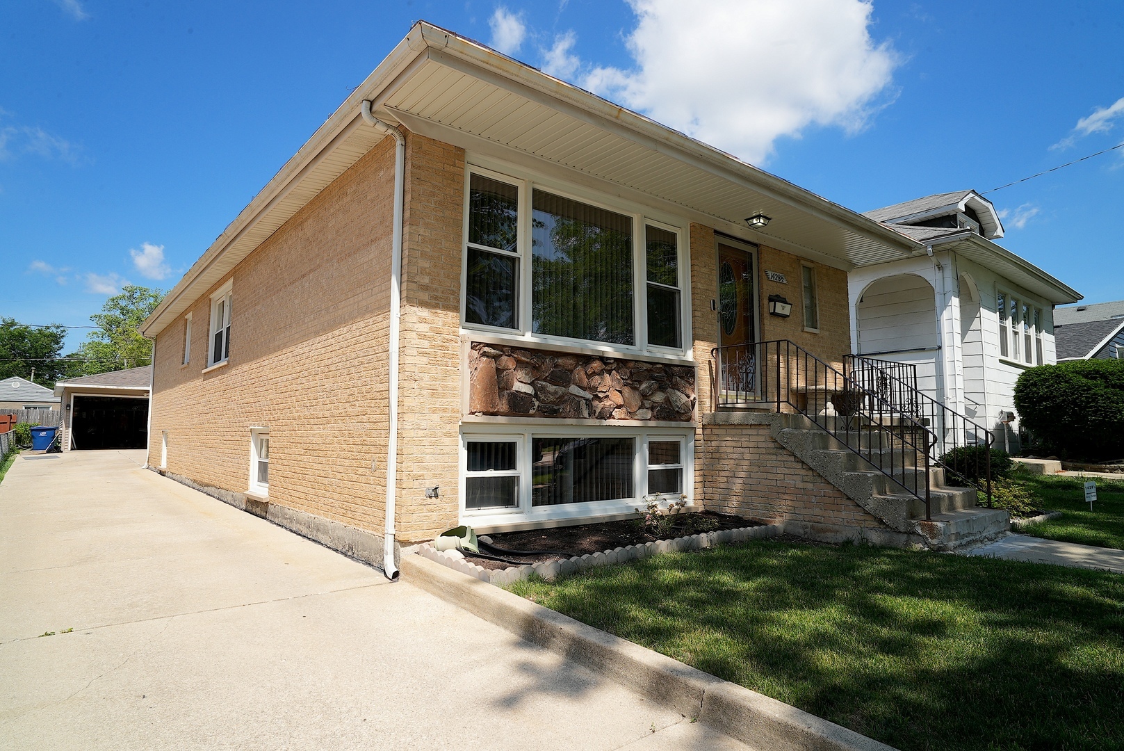 Property Photo: 1428 1/2 N Ashbel Avenue IL 60163