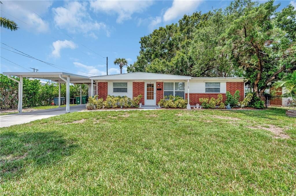 Property Photo: 2160 Harbor Ln FL 34104
