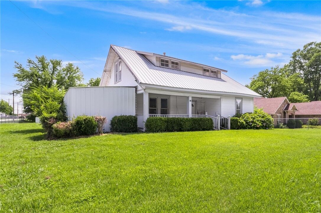 Property Photo:  419 Cleveland Street  AR 72753 