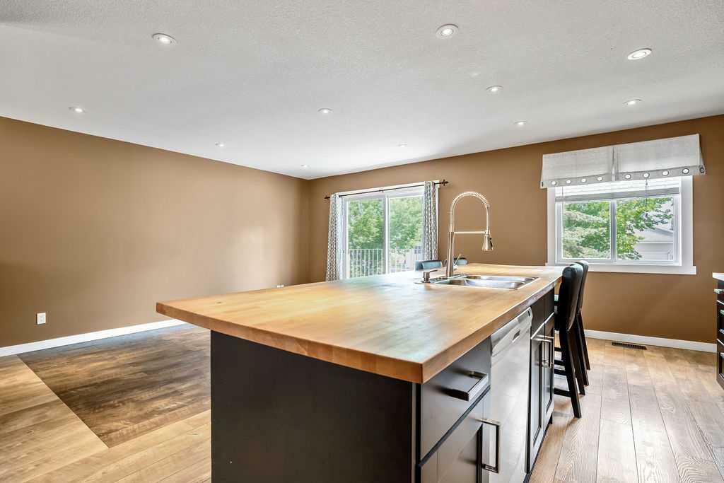 Property Photo: 1709A 7th Avenue SE AB T1V 1S5
