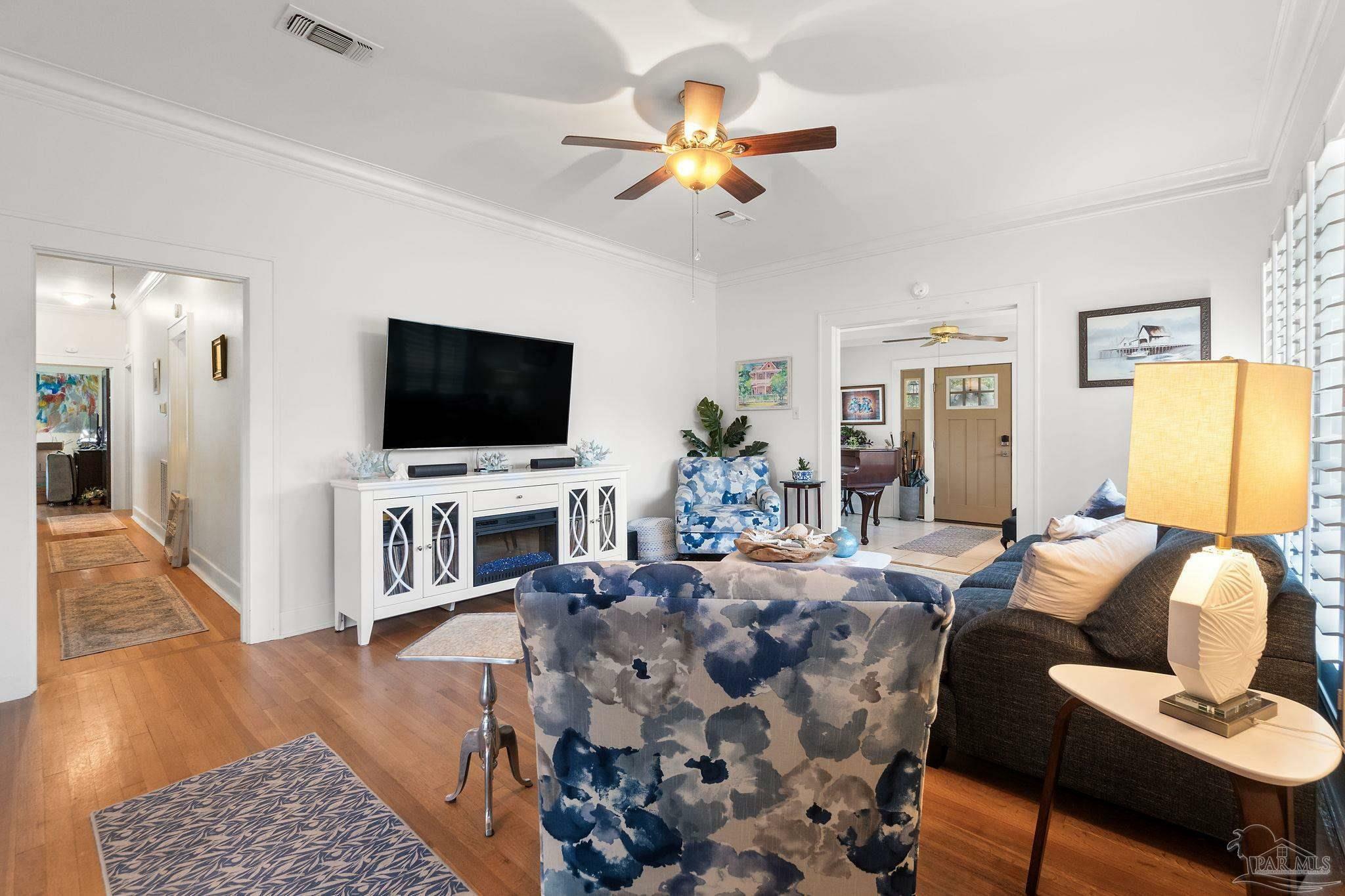 Property Photo: 1818 E Lakeview Ave FL 32503