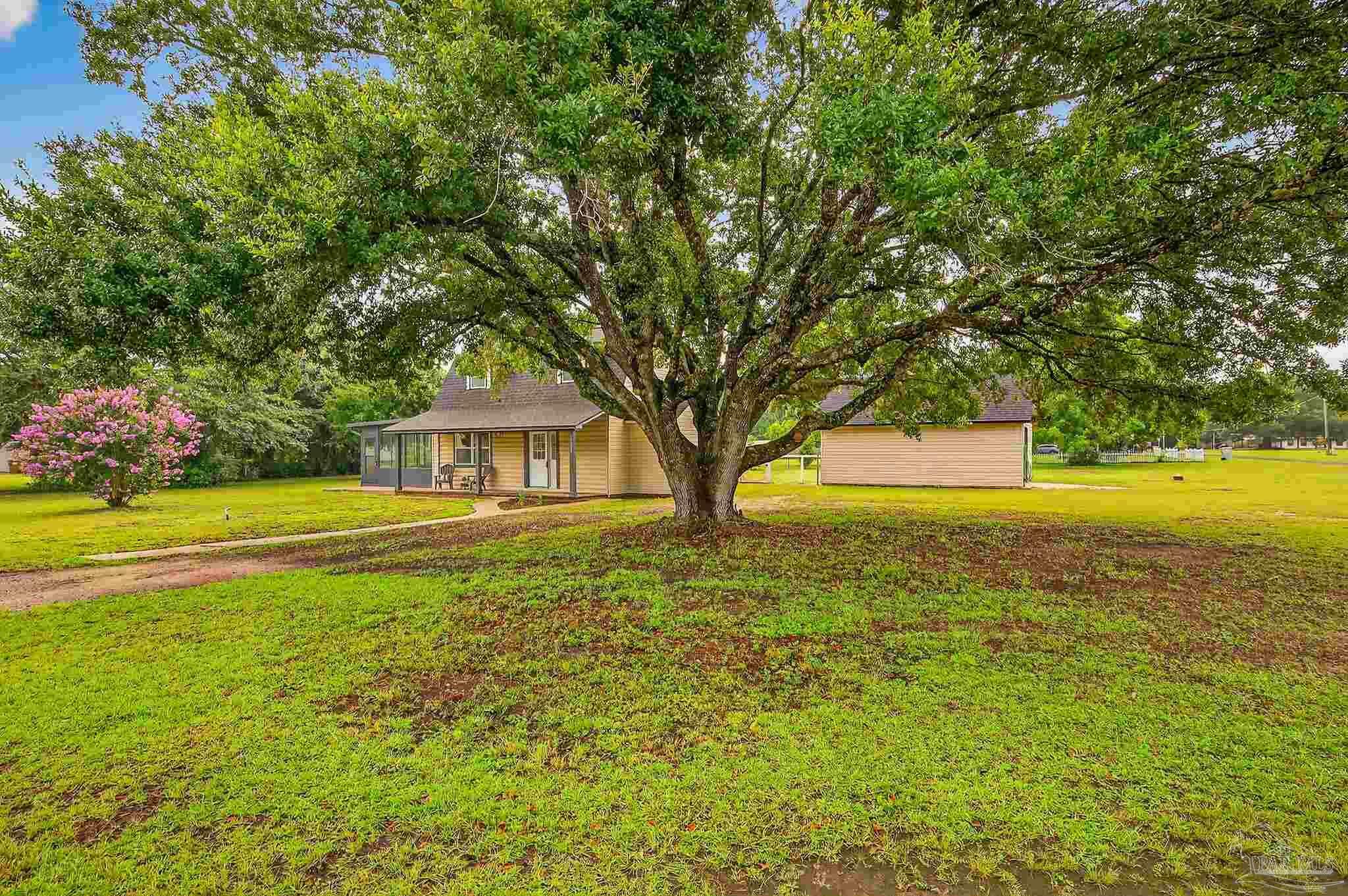 Property Photo: 6152 Leon Ln FL 32571