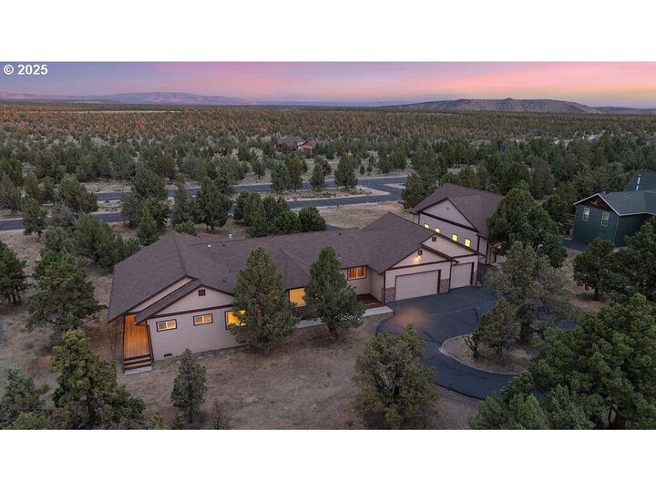 Property Photo: 2263 SE Landings Way OR 97754