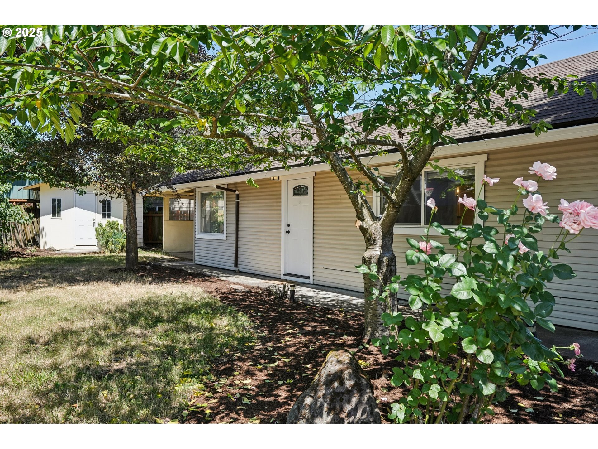Property Photo: 8603 SE Pardee St OR 97266