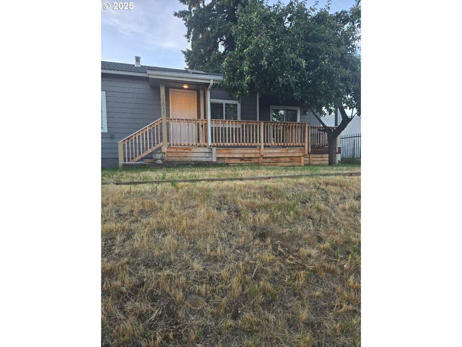 Property Photo: 12037 SE Mill Ct OR 97216