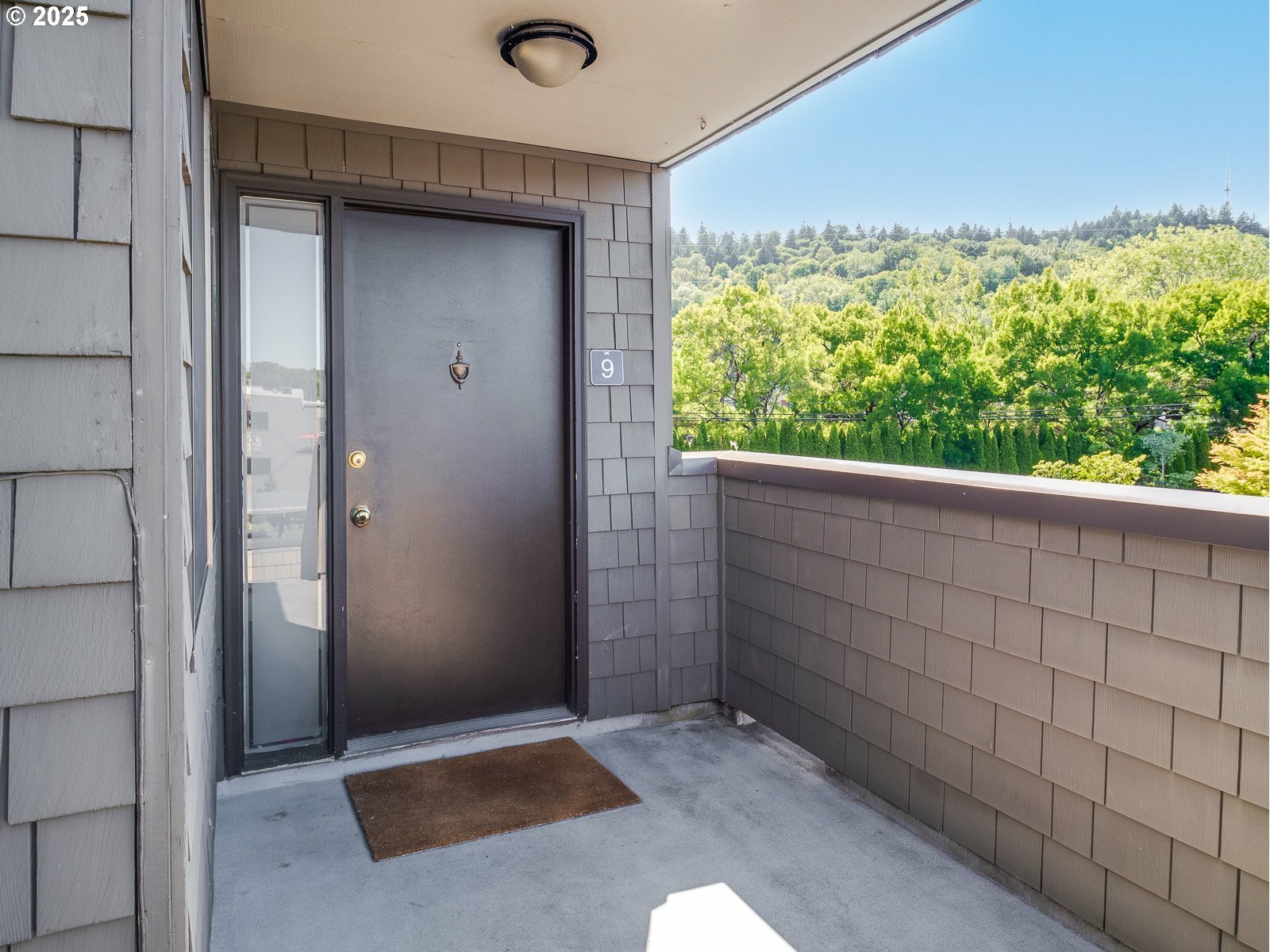 Property Photo: 5624 S Riverside Ln OR 97239