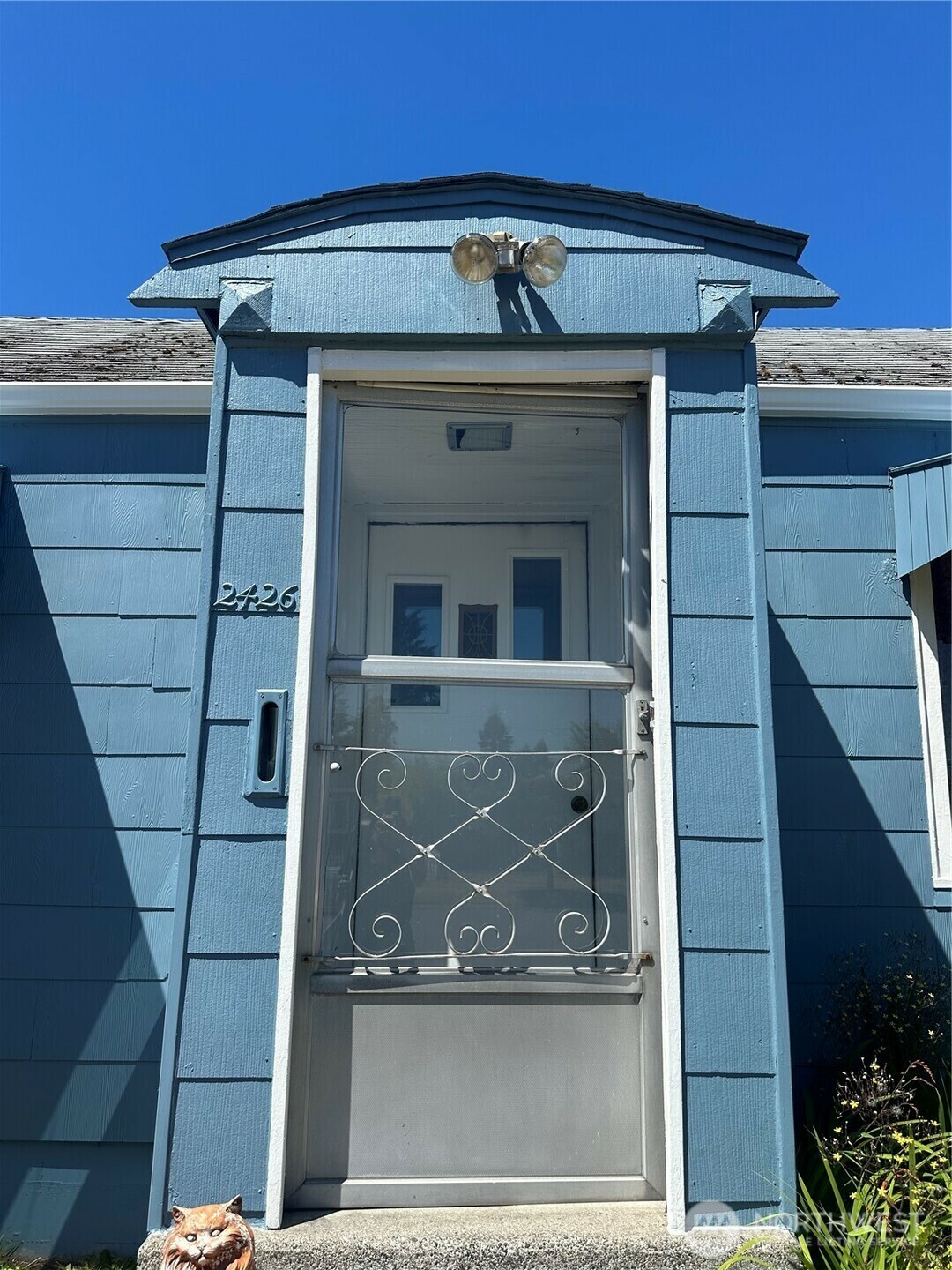 Property Photo:  2426  Pine Street  WA 98201 