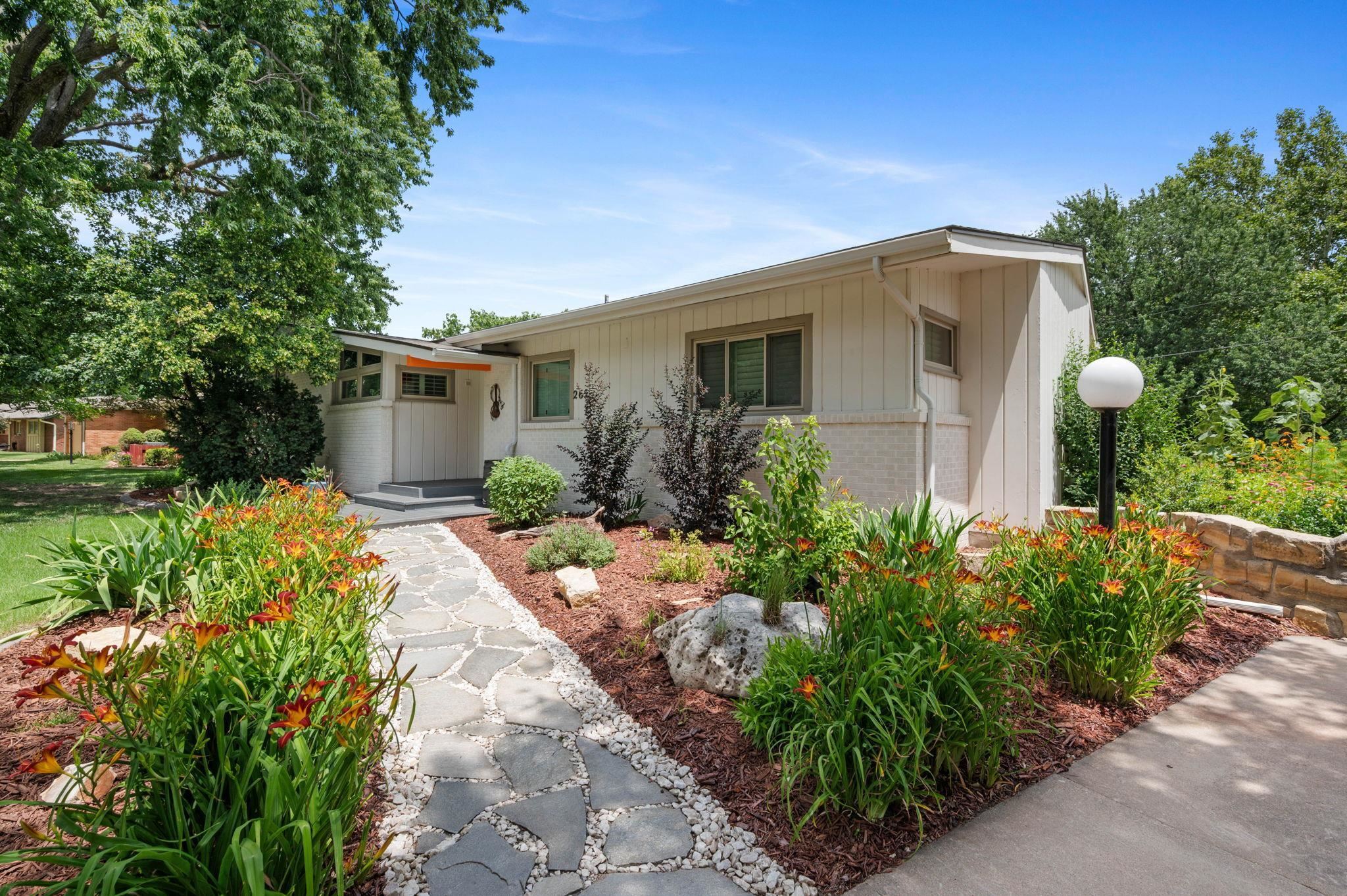 Property Photo: 262 S Bonnie Brae St KS 67207