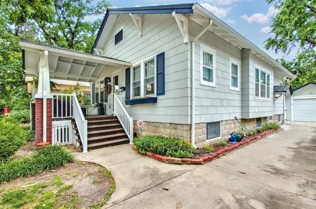 Property Photo: 712 E 4th St KS 67114