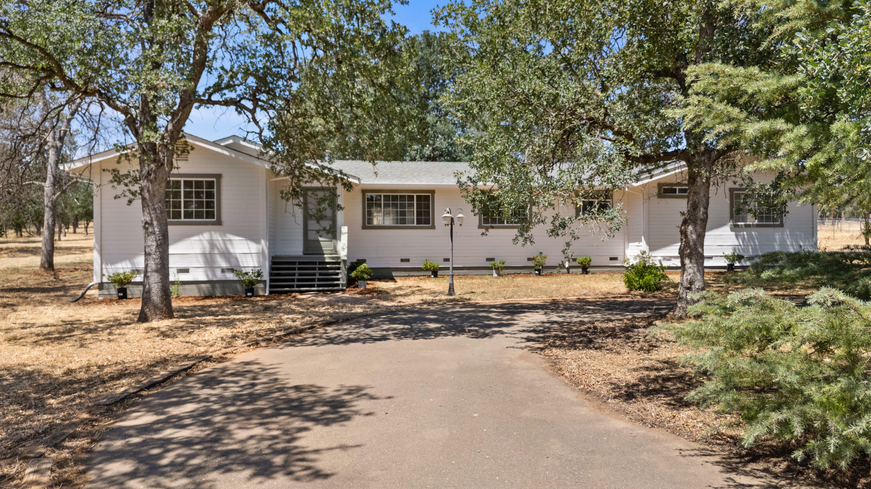 Property Photo: 3820 Oak Lane CA 96022