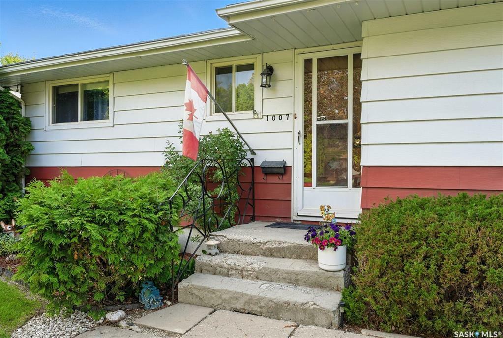 Property Photo: 1007 Tiffin Crescent SK S7L 3R2