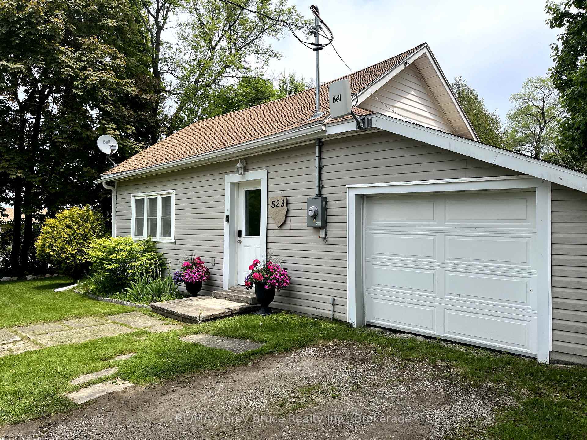Property Photo:  523 Tyson Street  ON N0H 2T0 