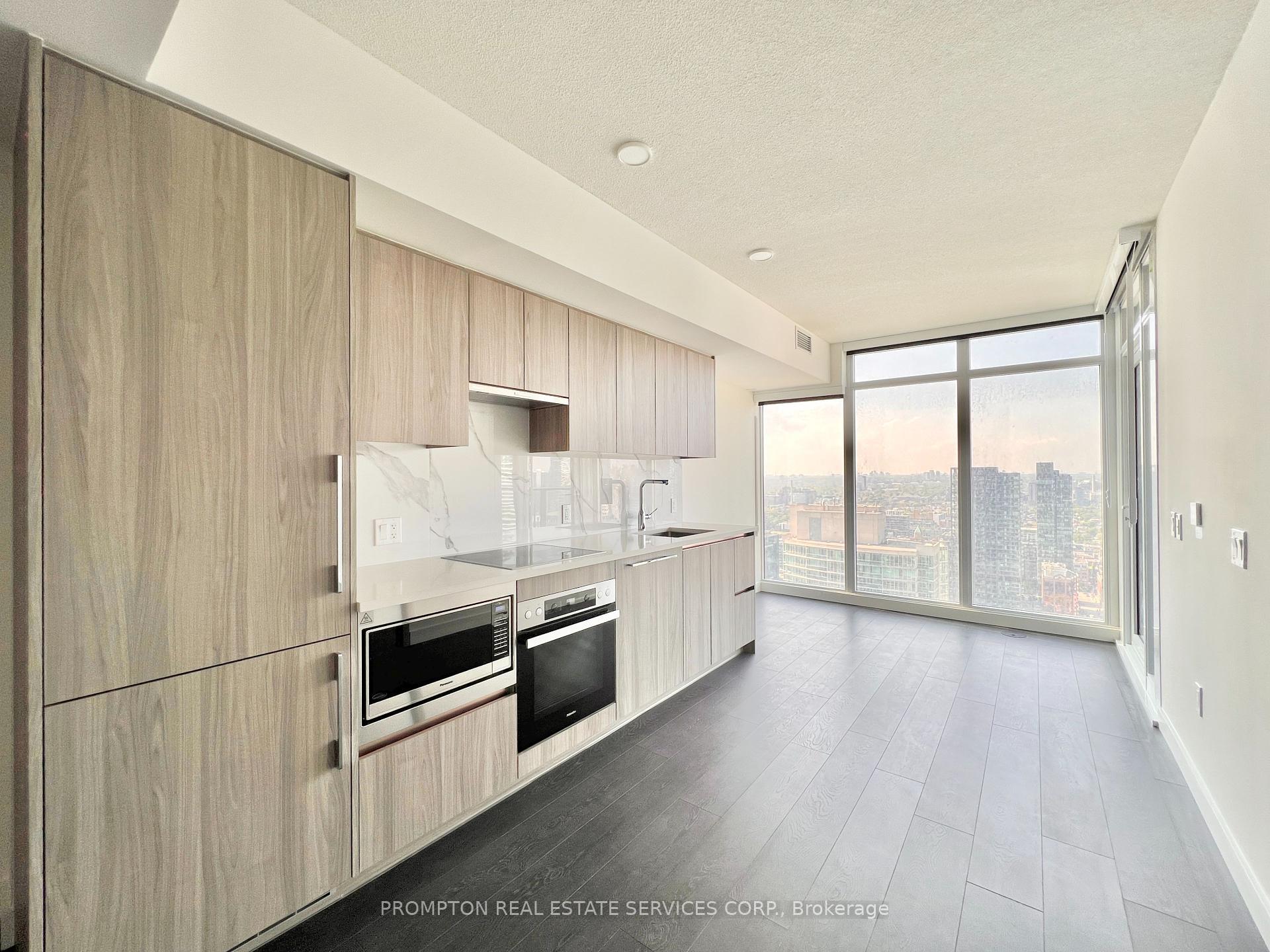 Property Photo: 1 Concord Cityplace Way 5515 ON M5V 0X3