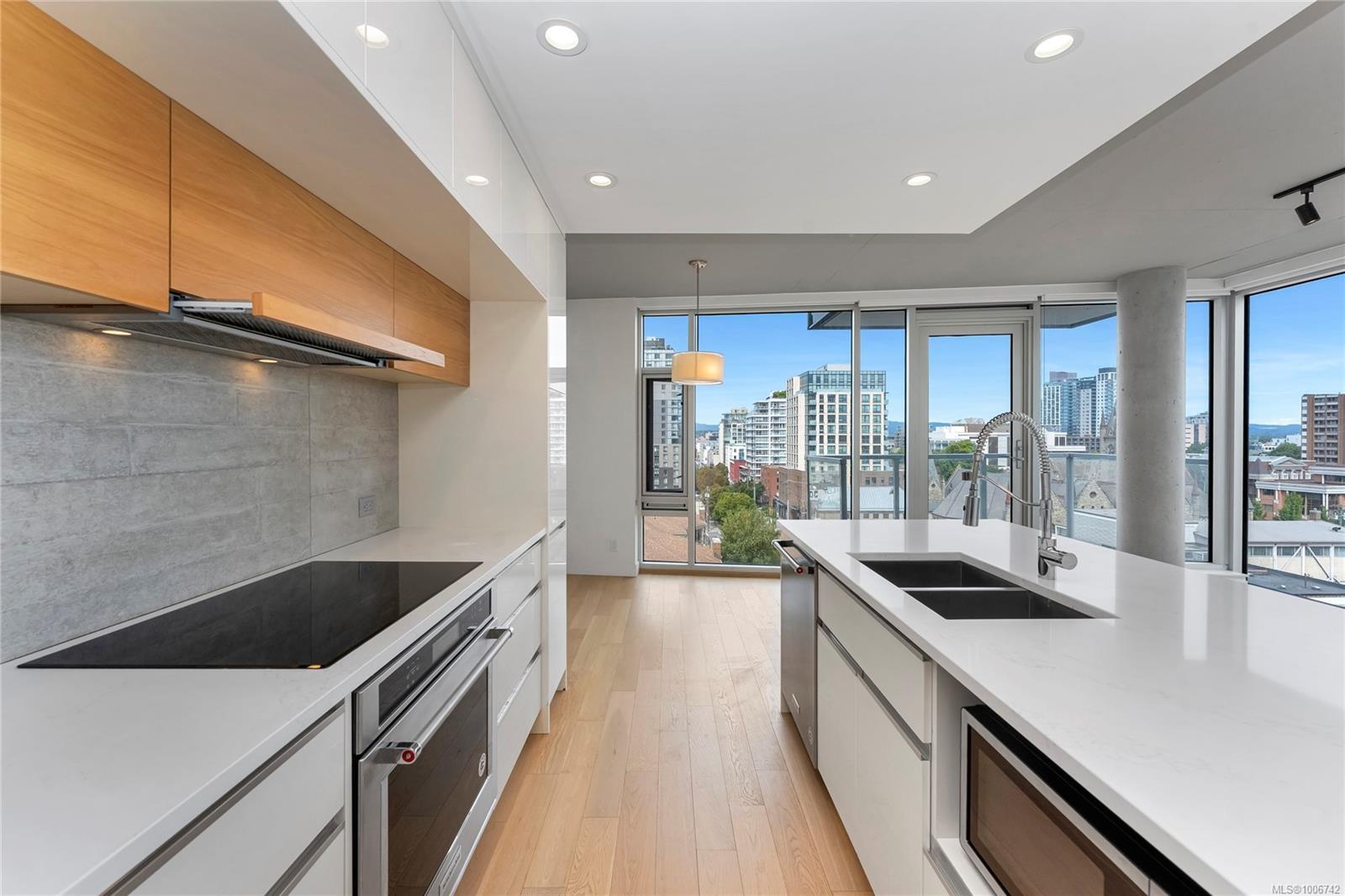 Property Photo: 989 Johnson St 804 BC V8V 0E3