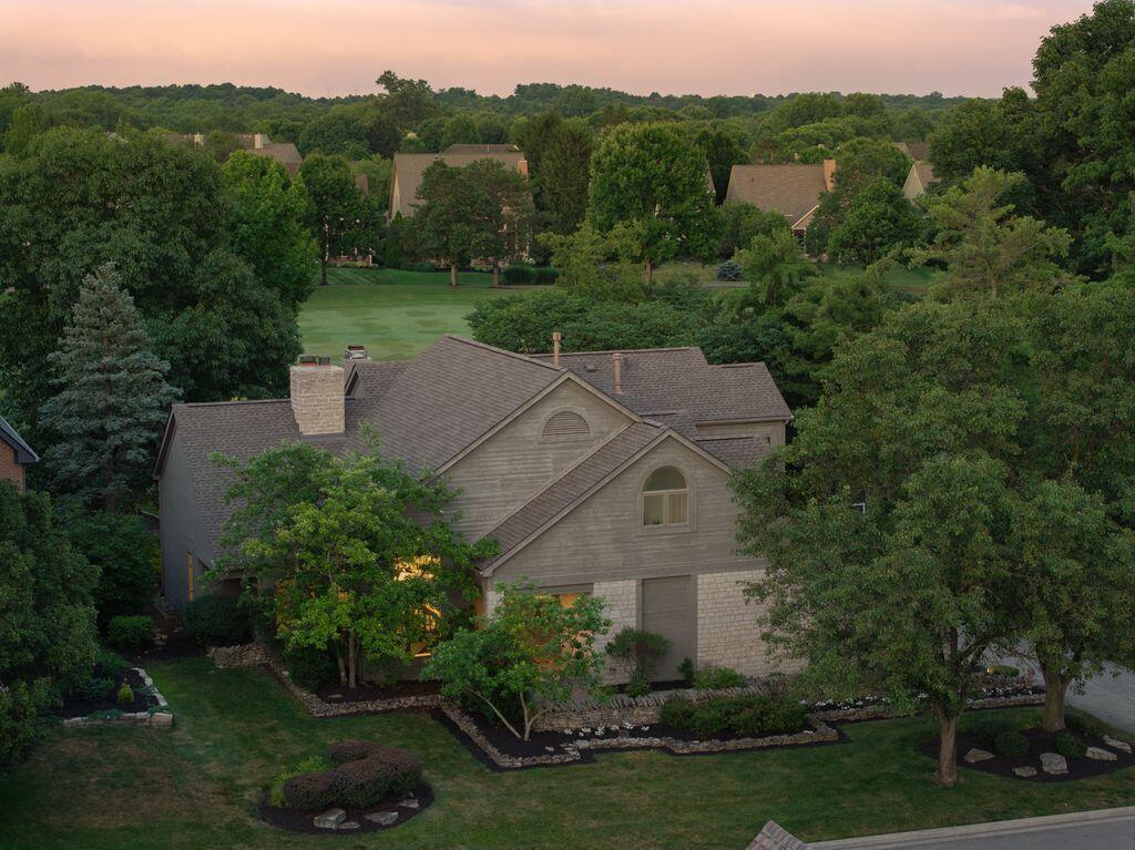 Property Photo: 8028 Holyrood Court OH 43017