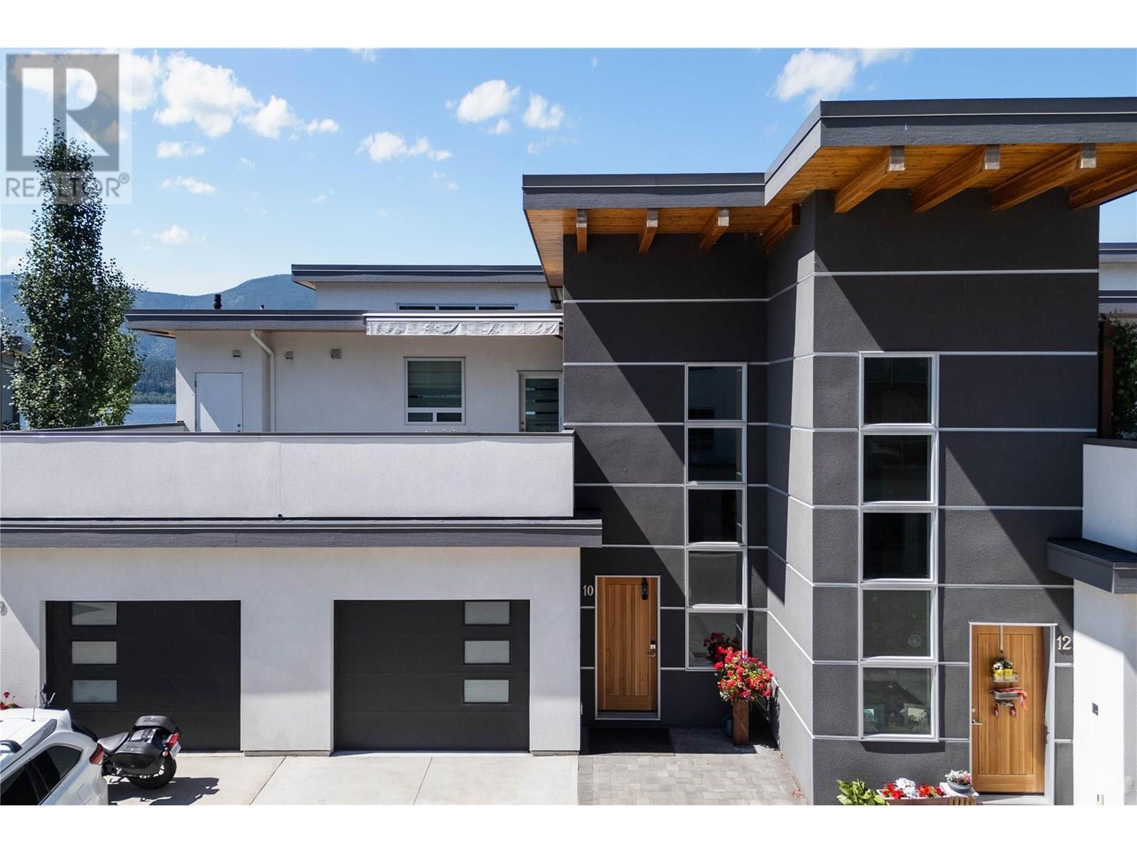 Property Photo: 121 Harbourfront Drive Northeast 10 BC V1E 2T3