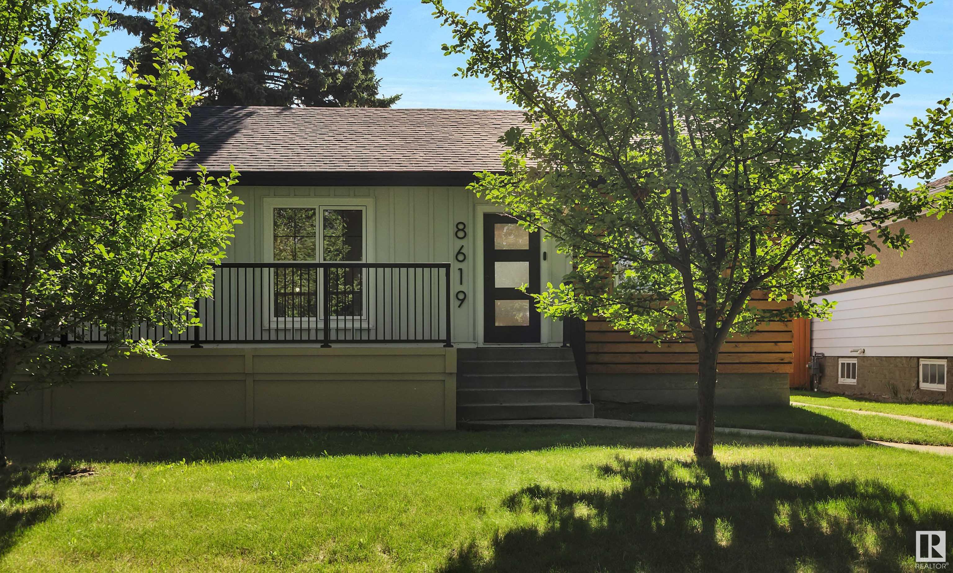 Photo de la propriété: 8619 80 Street NW AB T6C 2S8