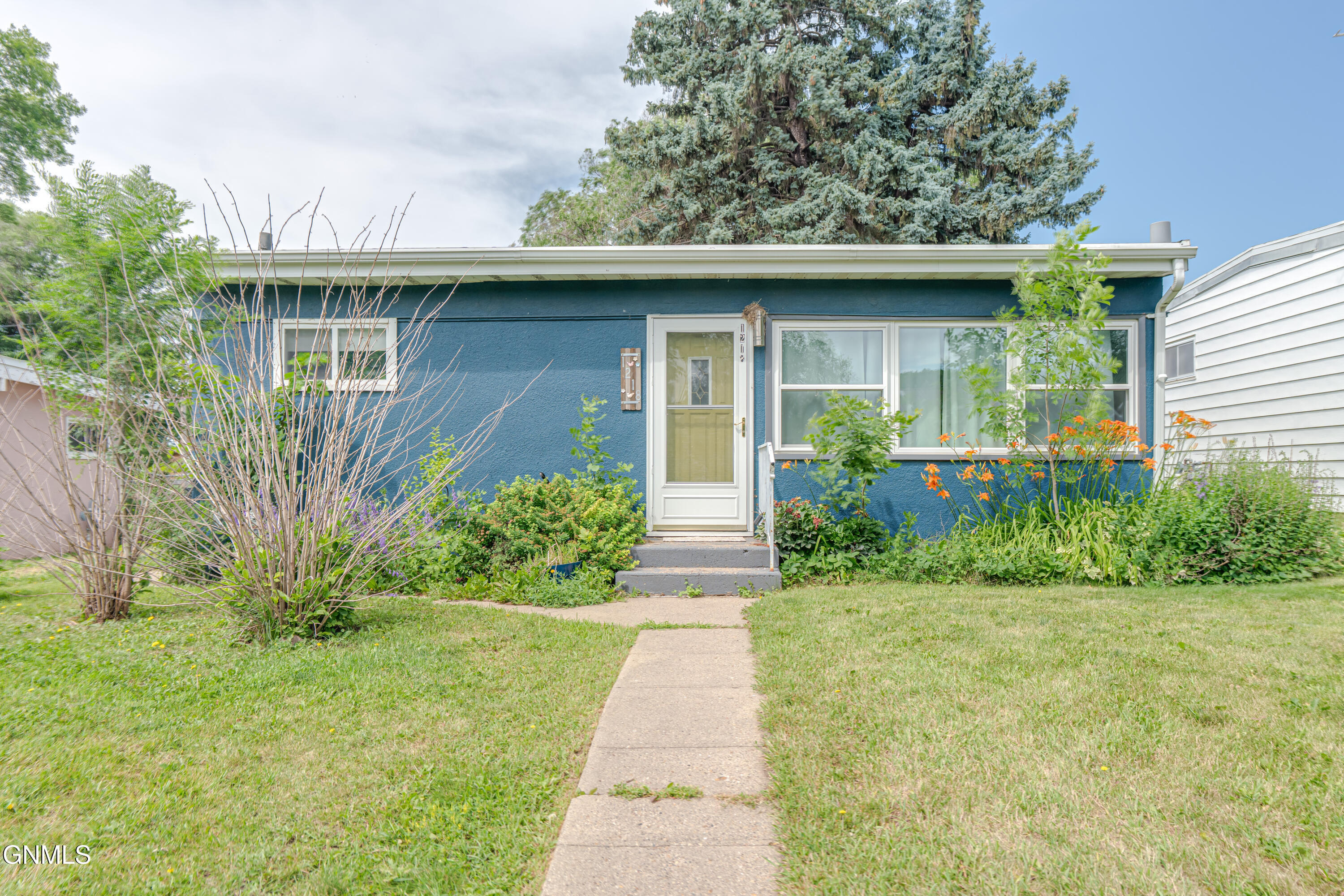 Property Photo: 1218 13th Street ND 58501