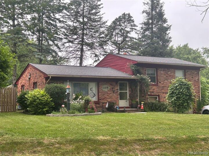 Property Photo: 305 Goldengate Street MI 48362 3408