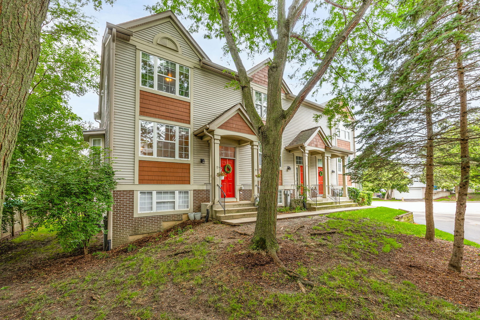 Property Photo: 1631 Orchard Court IL 60185