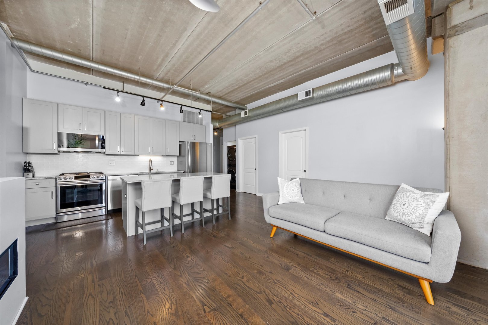 Property Photo: 811 W 15th Place 709 IL 60608