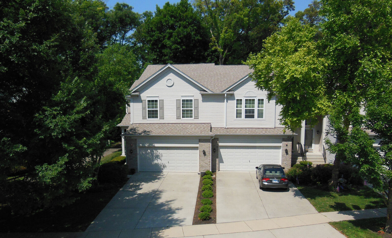 Property Photo: 1420 Yellowstone Drive IL 60107