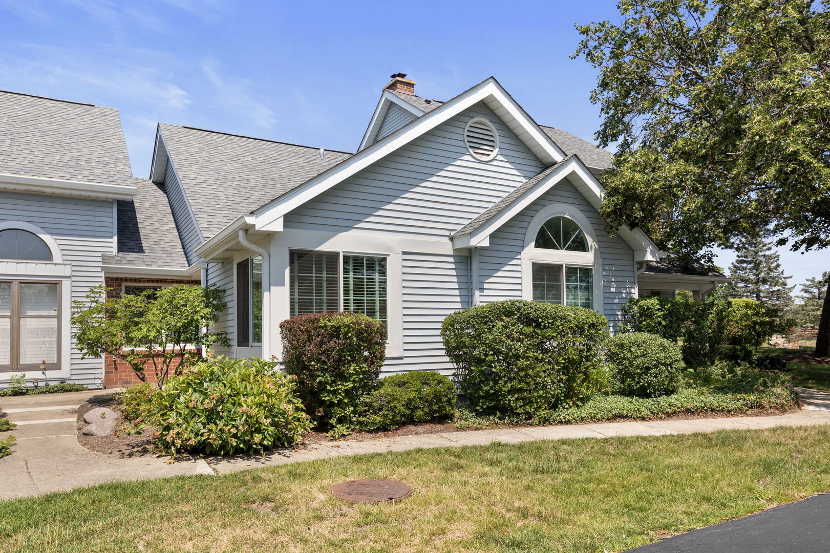 Property Photo:  2 Warwick Lane  IL 60069 