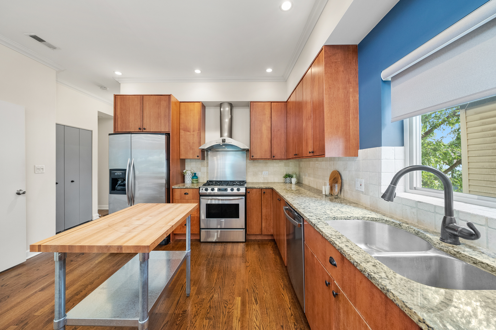 Property Photo:  2031 W Saint Paul Avenue 2W  IL 60647 