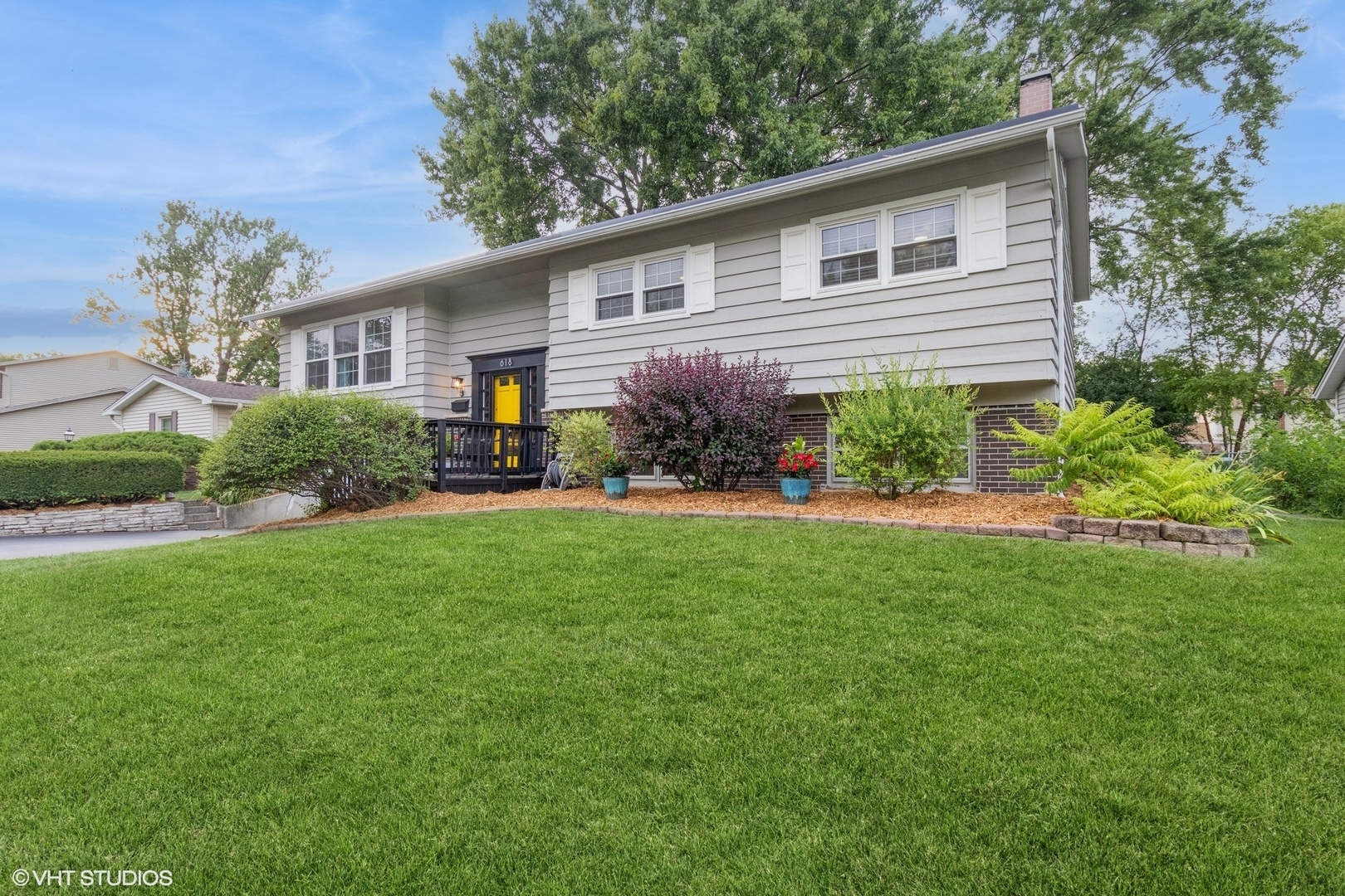 Property Photo:  618 W Burr Oak Drive  IL 60004 