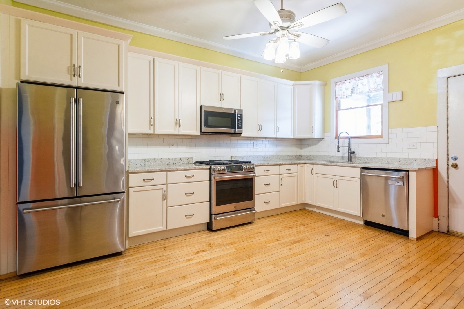 Property Photo: 2721 W Prindiville Street IL 60647
