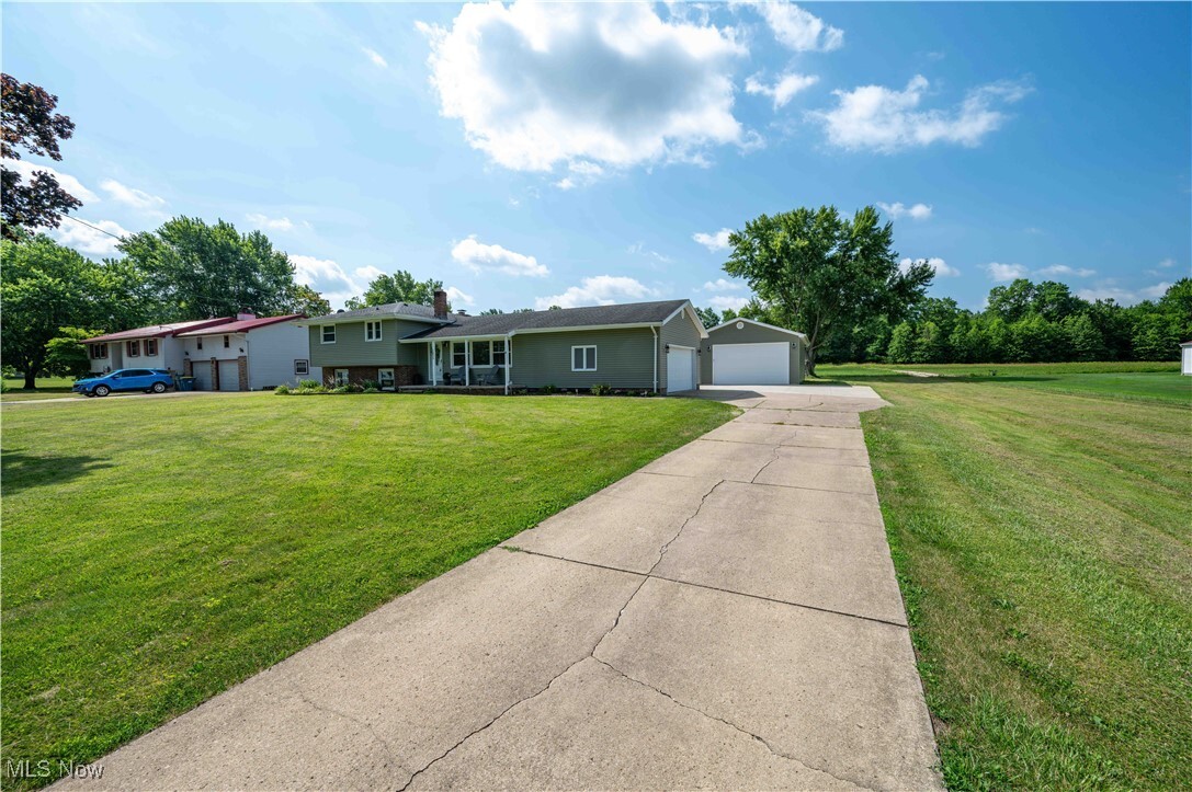 Property Photo: 2835 Hallock Young Road SW OH 44481