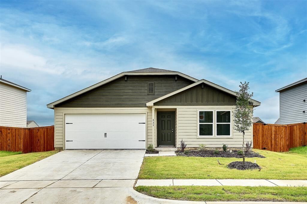 Property Photo: 829 Eagles Nest Drive TX 76031